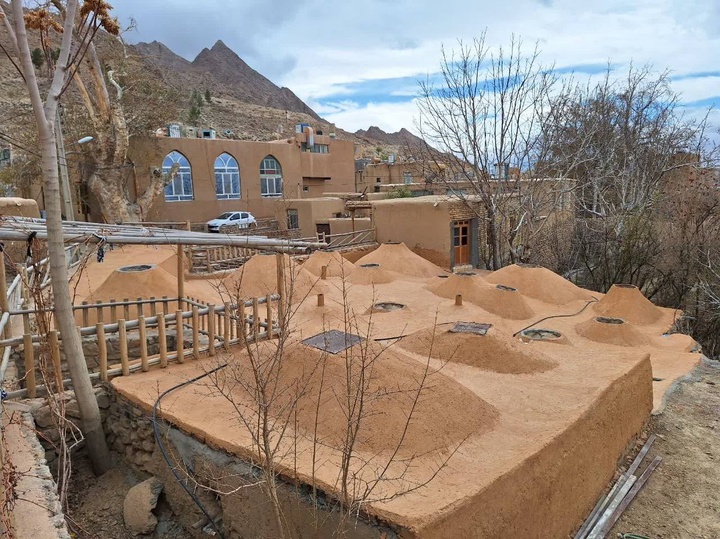 The roof of the bathhouse in the tourism target village of Qaleh Bala was repaired and organized.