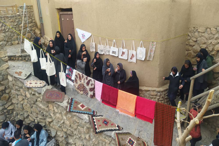 Holding a Handicrafts Exhibition in Qaleh Bala Village