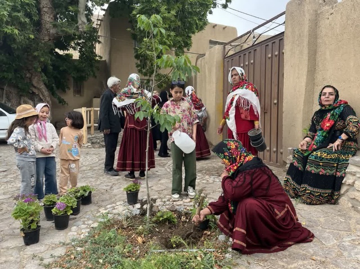 Public Flower Planting Campaign Held in the Tourism Target Village of Qaleh Bala